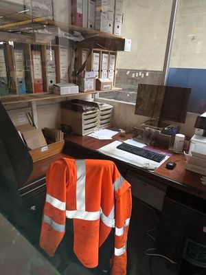 1 bungalow bureau 1 porte battante, 4 fenêtres 2m x 2m