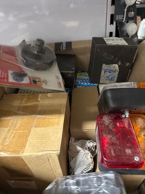 de nombreux cartons d'objets hétéroclites posés sur le sol