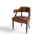 une image représentant une chaise en bois dont l'assise est recouverte de cuir