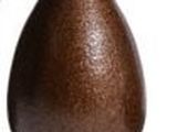 deux vases posés l'un à côté de l'autre sur une surface blanche