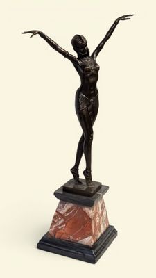 statue d'une femme aux bras tendus, posée sur un socle en marbre