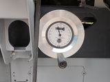 une horloge fixée sur le flanc d'un bateau qui se trouve dans l'eau
