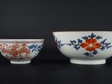 deux bols en porcelaine chinoise ornés de motifs floraux sur fond noir