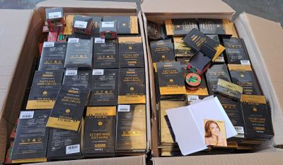 une boîte remplie de cigarettes posée par terre