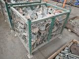 de nombreux morceaux de métal dans une cage posée au sol