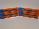trois wagons orange et bleus sont empilés les uns sur les autres