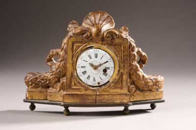 une horloge posée sur une table