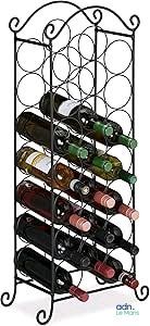 Le casier à vin contient de nombreuses bouteilles de vin.