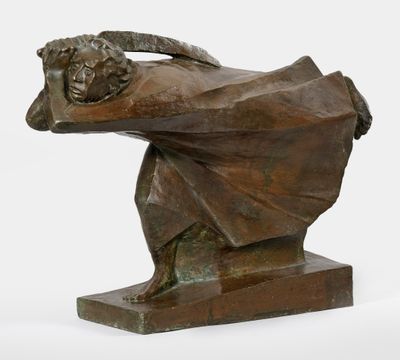 sculpture en bronze représentant une femme portant une chèvre sur le dos