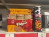 une boîte de Frugies et une boîte de biscuits sur une étagère