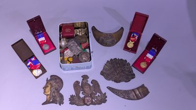de nombreux objets différents posés sur une table