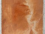Une peinture représentant le visage d'une femme est représentée sur un morceau de bois.