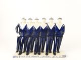 cinq figurines représentant des hommes vêtus d'uniformes bleus