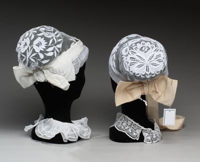 Deux chapeaux ornés de nœuds et de lacets sont posés sur une tête de mannequin