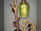 un vase vert et une lampe dans une boîte