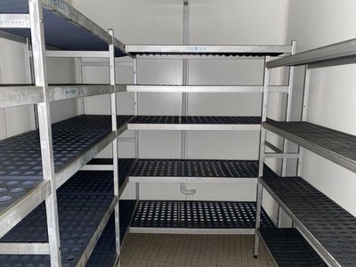 une pièce comportant de nombreuses étagères et rayonnages