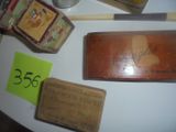 une boîte d'allumettes, une boîte d'allumettes et une boîte d'allumettes posées sur une table