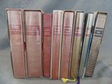 six livres sont alignés sur une surface grise