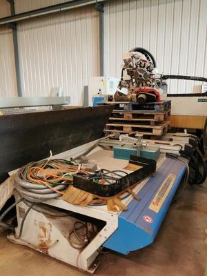 une grande machine installée dans un bâtiment