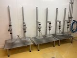 une rangée de machines alignées dans une pièce