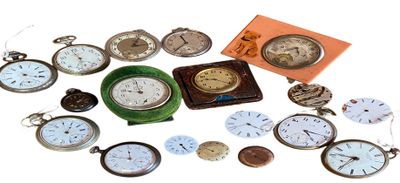 de nombreux types de montres de poche sur la table