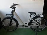 un vélo garé à côté d'une chaîne hi-fi