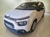La Citrole blanche est garée dans le showroom du concessionnaire automobile.