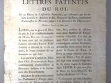 un vieux papier sur lequel il y a des inscriptions est accroché au mur