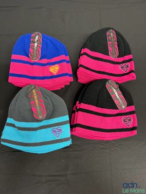 quatre bonnets de couleurs différentes sur fond noir