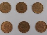 six types de pièces différents sont présentés sur une surface blanche