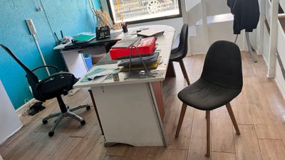 Écran HKC, bureau d'angle, imprimante HP, ordinateur portabl…