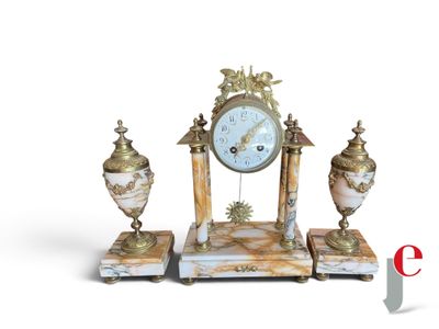 une horloge posée sur une table où se trouvent deux vases