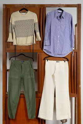 une photo d'un placard avec des vêtements sur des cintres