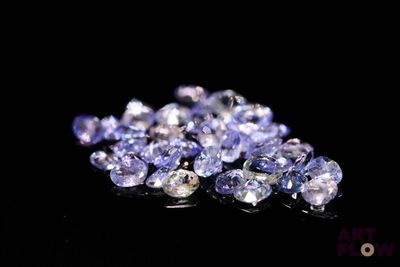 de très jolis diamants violets et blancs sur un fond noir