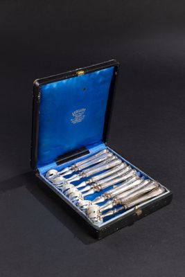 une boîte contenant tout un tas de couverts