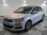 la voiture argentée est garée sur un sol en damier dans le garage