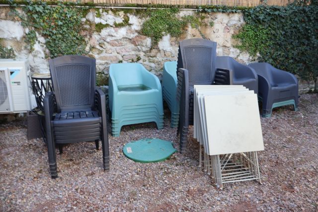 Mobilier de jardin : 22 chauffeuses plastiques, 14 fauteuils plas...