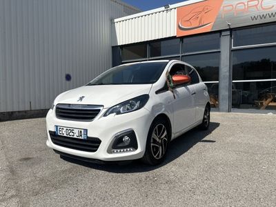 une voiture blanche garée devant un immeuble, devant un immeuble