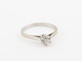 bague de fiançailles en or blanc ornée d'un diamant rond de taille brillant