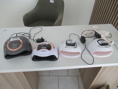 quatre types différents de sèche-pieds posés sur une table