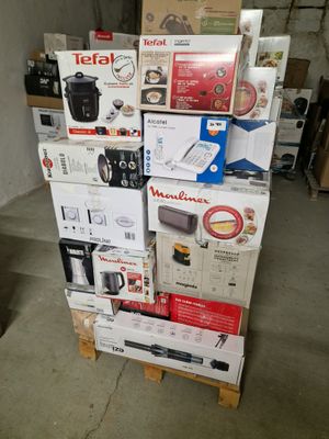 plusieurs boîtes empilées sur une palette