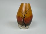 un vase sur lequel est peint un arbre, posé sur une table
