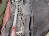 un sac posé par terre, contenant une batte de baseball