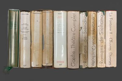 plusieurs livres sont alignés sur une étagère