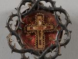 une croix au milieu d'une couronne d'épines