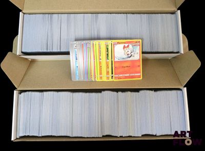 beaucoup de cartes dans une boîte posée sur une table