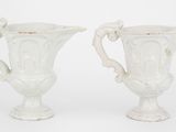 deux vases blancs munis d'anses, sur fond blanc