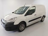 La camionnette blanche est garée dans une pièce blanche au sol blanc.