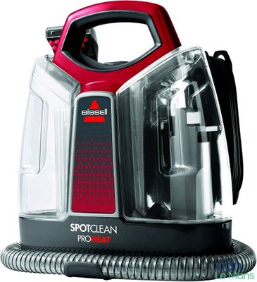 gros plan d'un aspirateur rouge et noir sur fond blanc