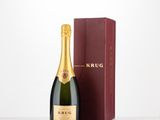 une bouteille de champagne Krug à côté d'une boîte rouge